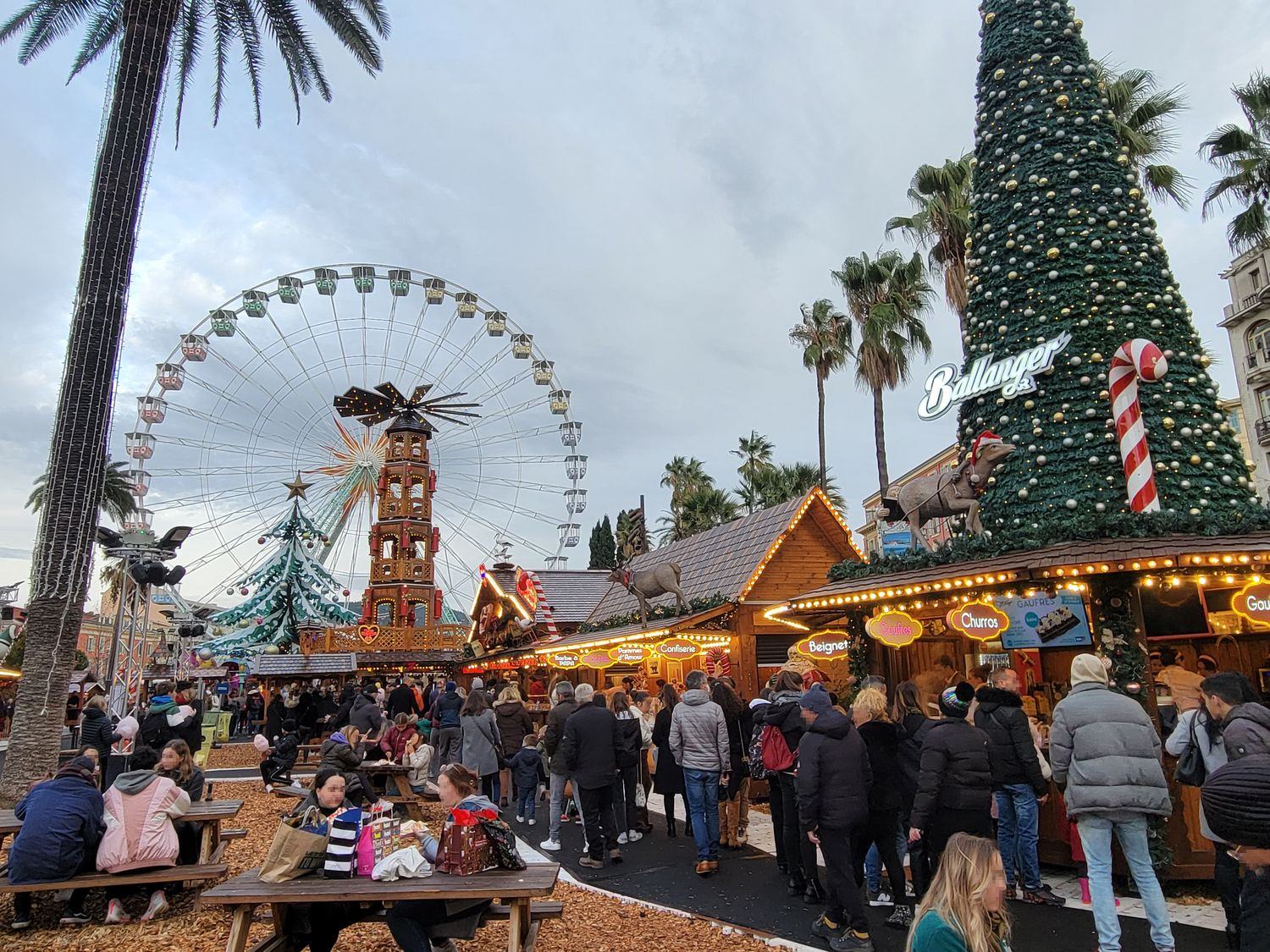 Le village de Noël a ouvert ses portes à Nice